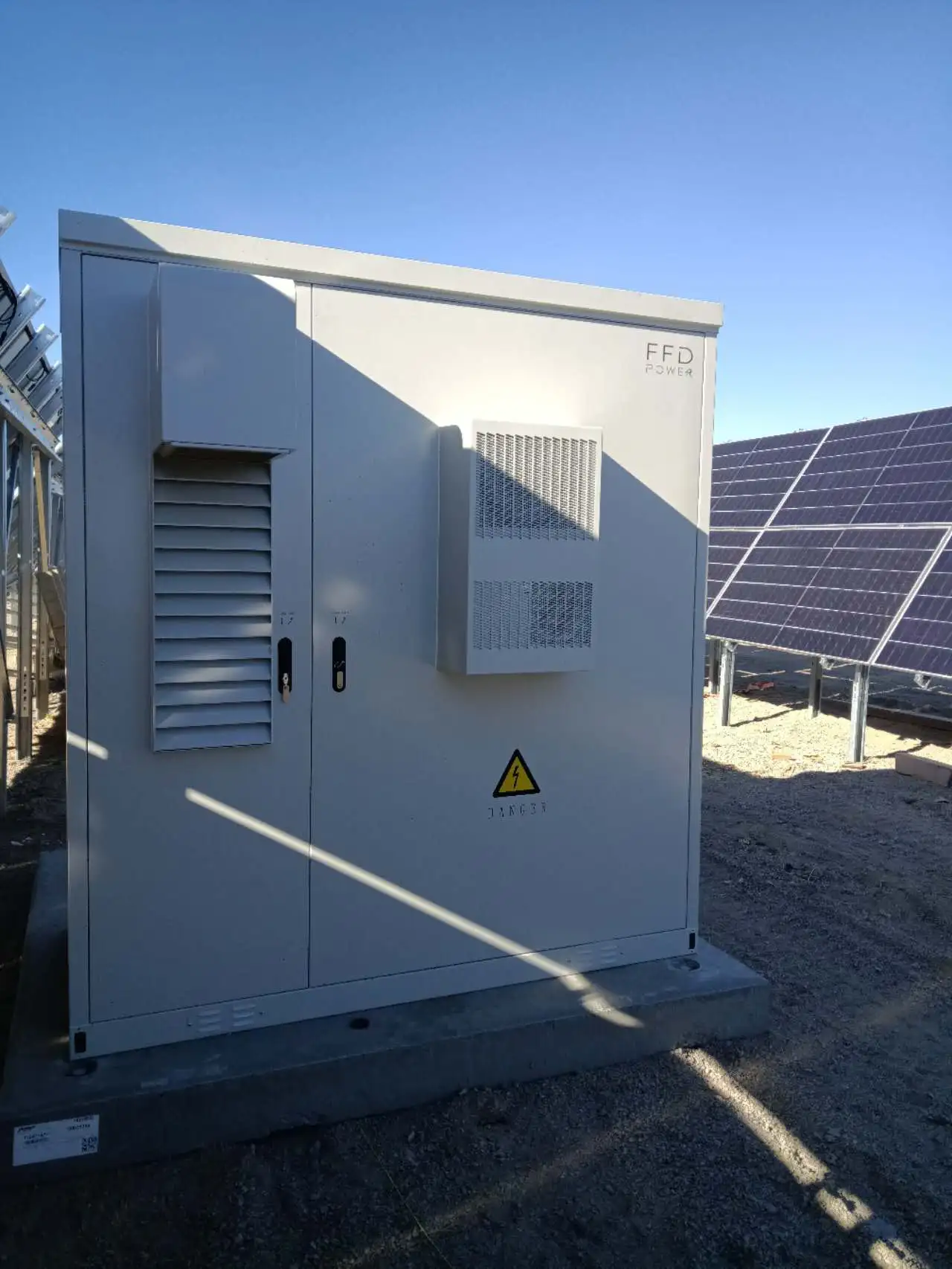 Battery cabinets with integrated computer housing and parallel battery pack configuration for redundant 24/7 off-grid data center power