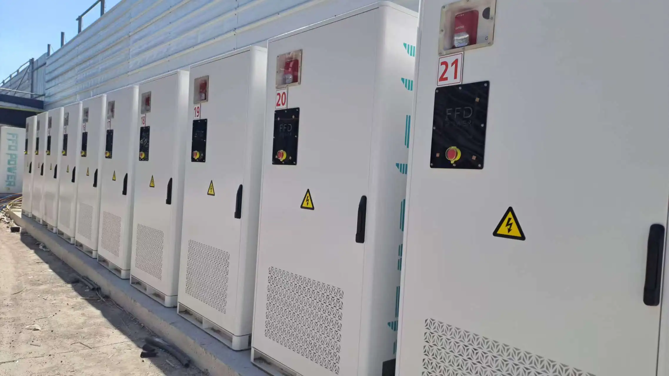 Nadzorna plošča EMS podjetja FFD POWER, ki prikazuje izhod PV, obremenitev omrežja in stanje shranjevanja energije za TOU arbitražo in nadzor izravnave konic