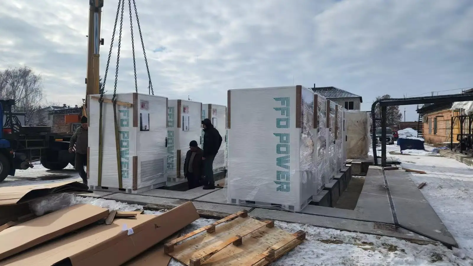 BESS for Microgrid Stabilization in Ukraine—rapid deployment of a multi-cabinet BESS fleet during onsite unloading for microgrid stability and resilience support