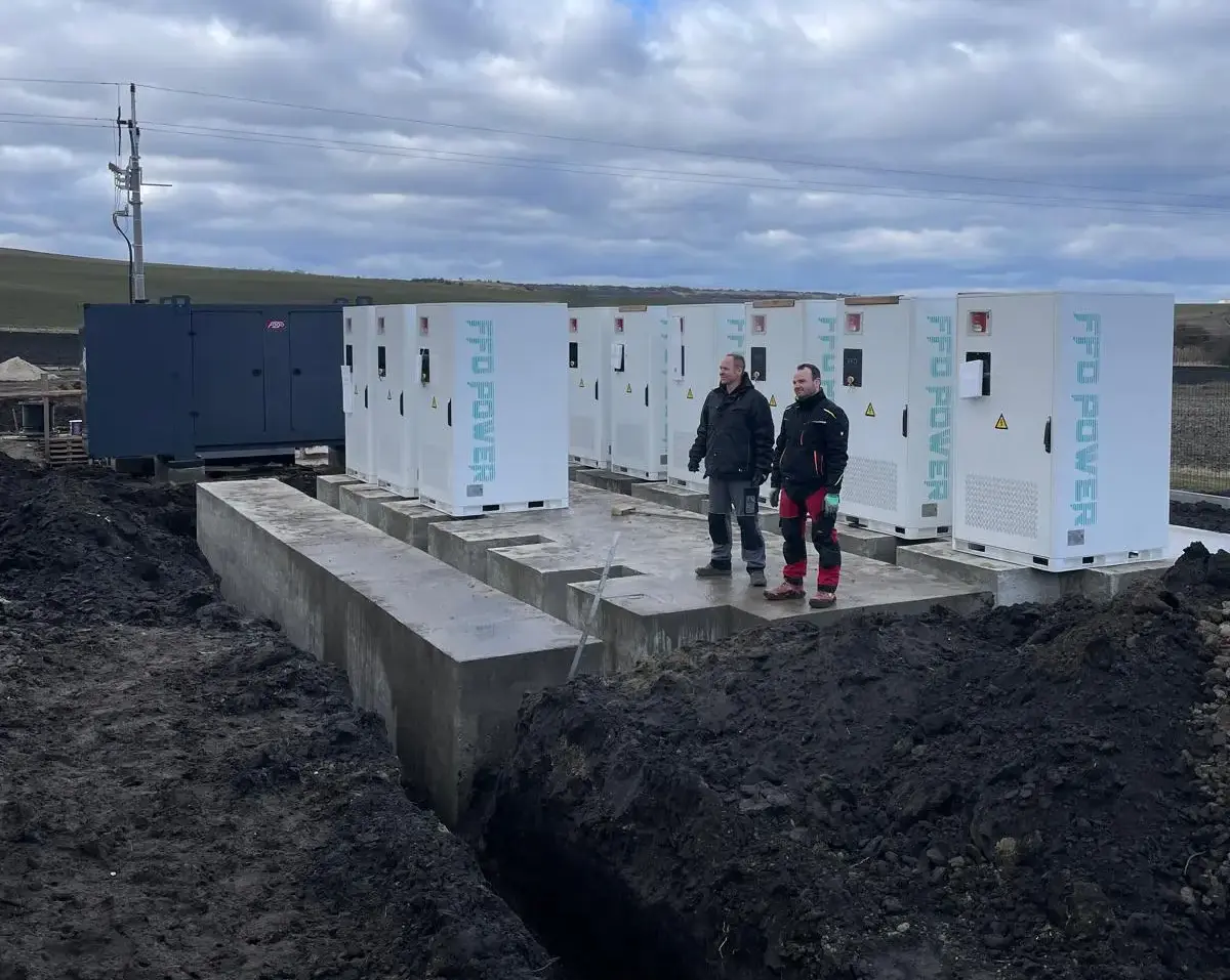 BESS za TOU arbitražo na Češkem—12-omarična modularna namestitev Galaxy 261L (1,5MW/3,13MWh) za razporejeno polnjenje/praznjenje in uravnoteženje SOC flote