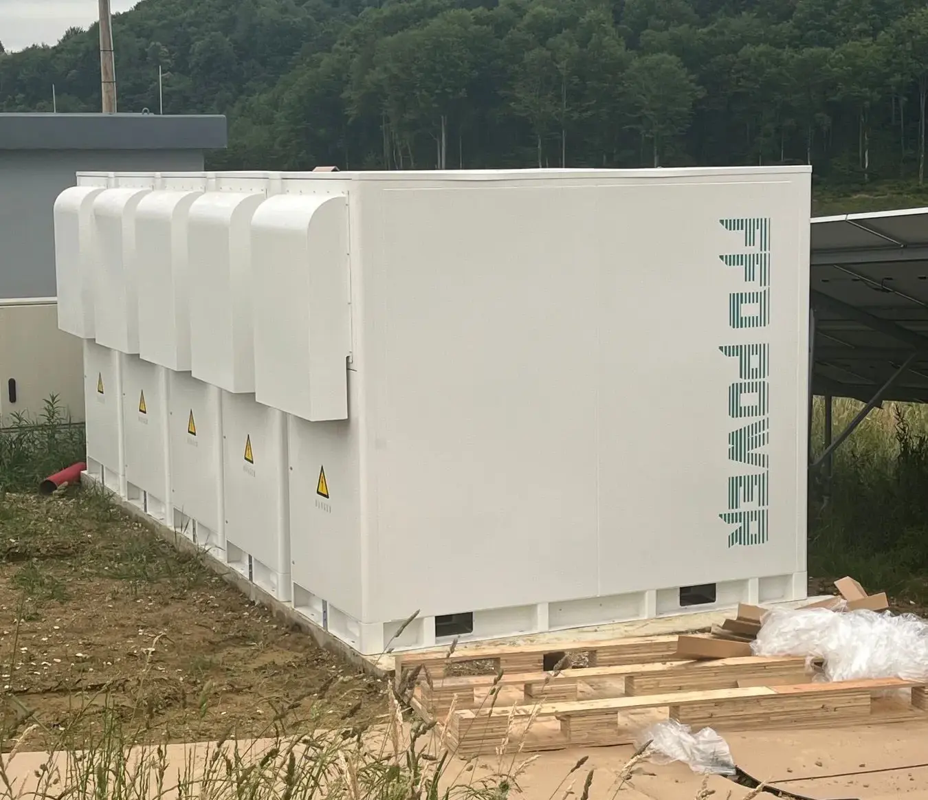 Izvedba BESS za PV arbitražo na omrežno povezani sončni elektrarni v Sloveniji podjetja FFD POWER